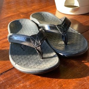 Vionic low tide sandals